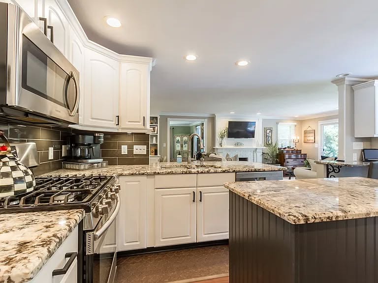 4 bedroom House in Pittsford, New York - Image 2