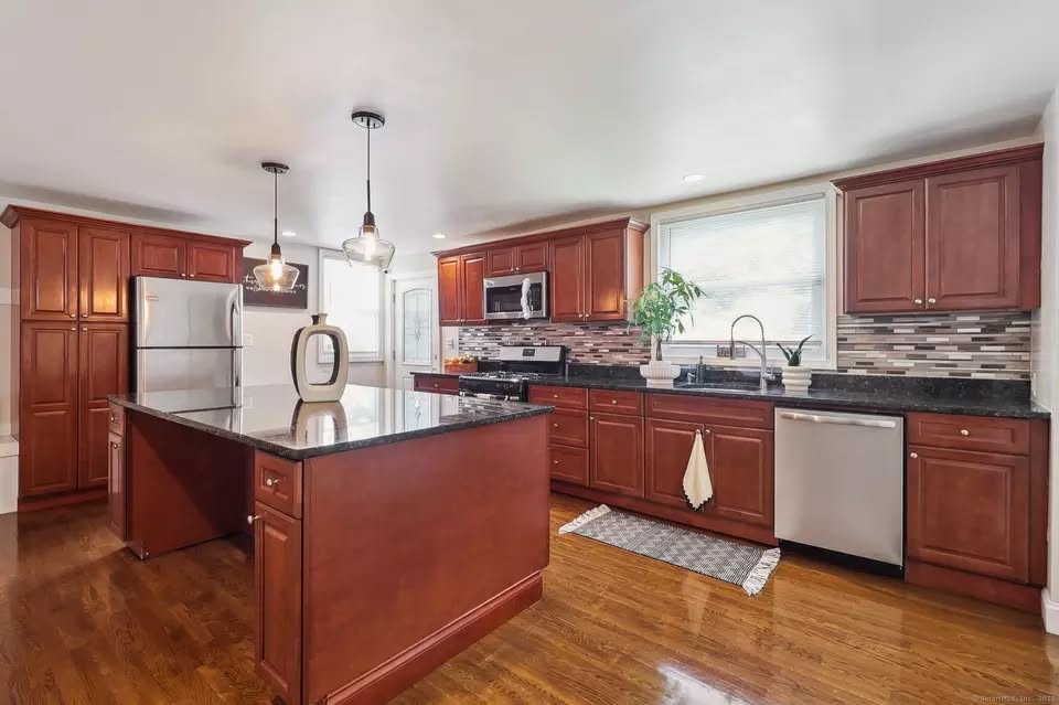 3 bedroom House in Bridgeport, Connecticut - Image 6