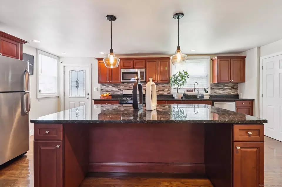 3 bedroom House in Bridgeport, Connecticut - Image 2