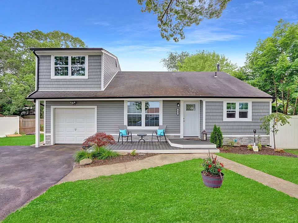 3 bedroom House in Port Jefferson, New York - Image 2