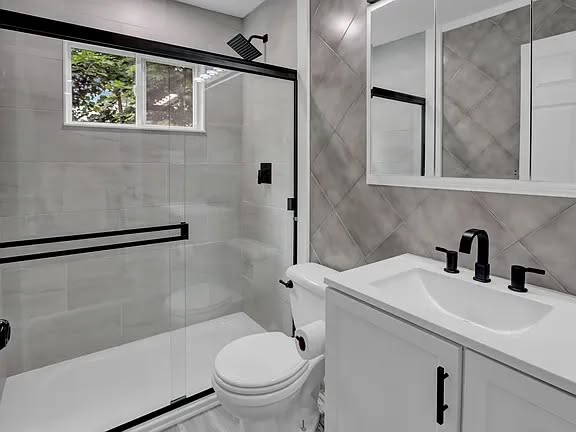 3 bedroom House in Port Jefferson, New York - Image 3