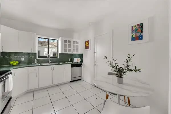 3 bedroom House in Miami, Florida - Image 6