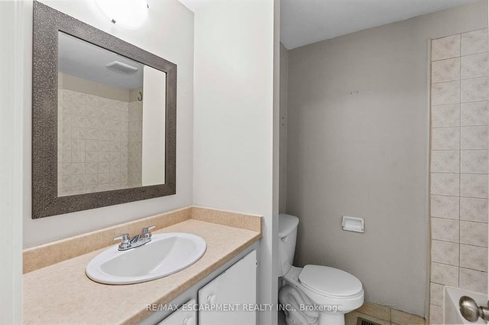 3 bedroom House in Burlington, Ontario - Image 16