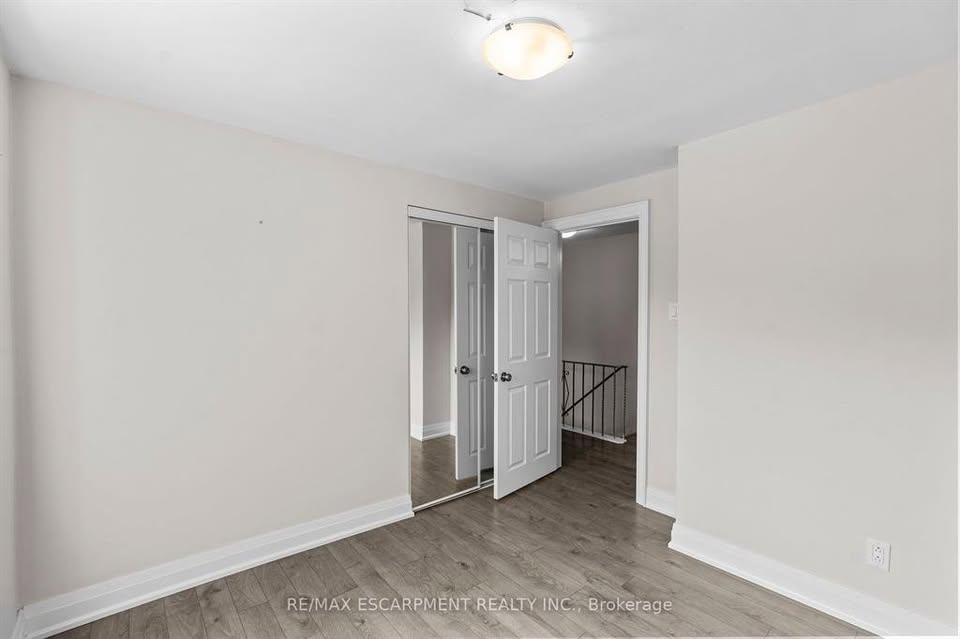 3 bedroom House in Burlington, Ontario - Image 11