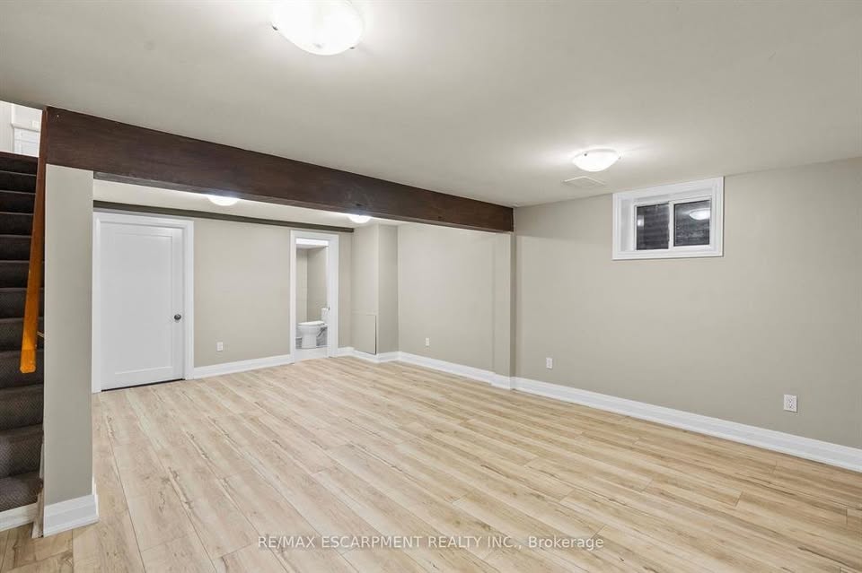3 bedroom House in Burlington, Ontario - Image 13