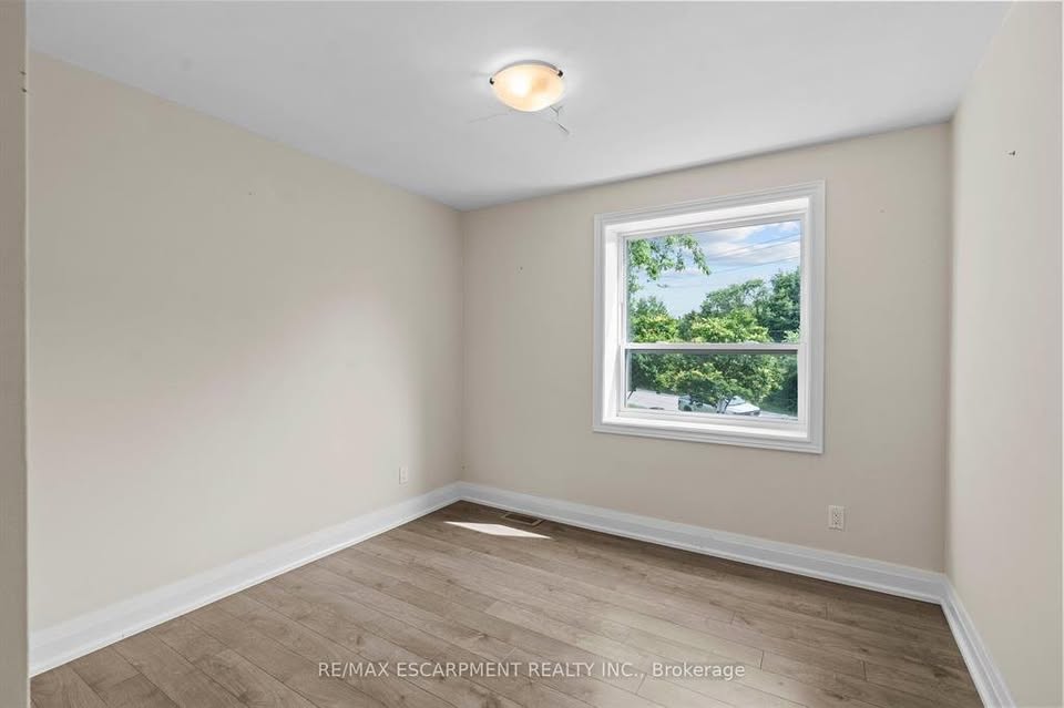 3 bedroom House in Burlington, Ontario - Image 3
