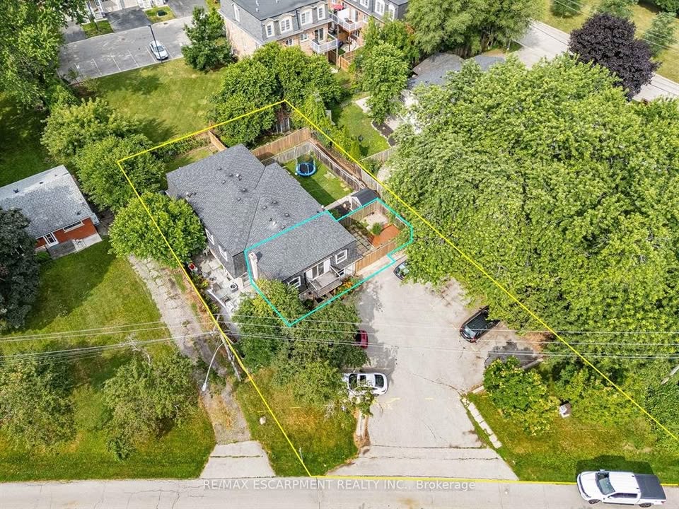 3 bedroom House in Burlington, Ontario - Image 2