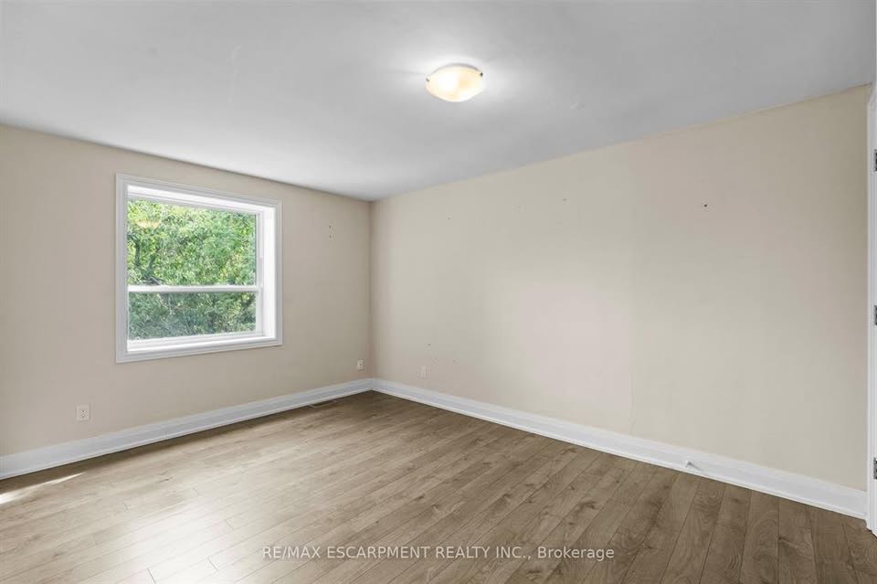 3 bedroom House in Burlington, Ontario - Image 5