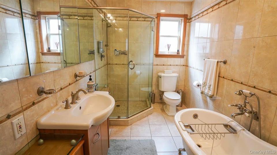 3 bedroom House in Whitestone, New York - Image 15