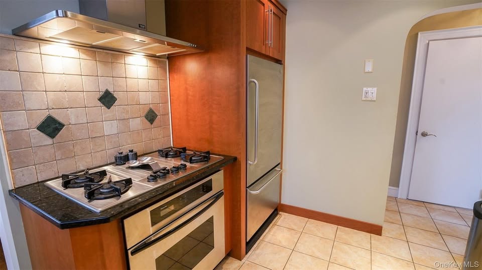 3 bedroom House in Whitestone, New York - Image 13