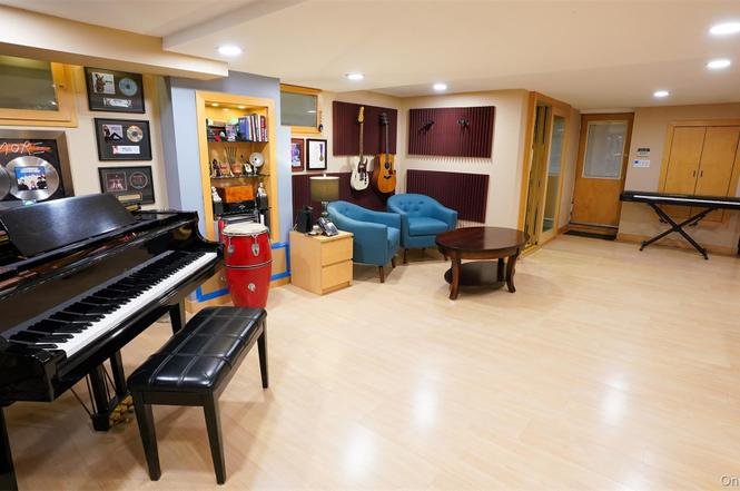 3 bedroom House in Whitestone, New York - Image 9