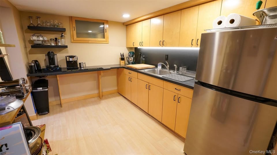 3 bedroom House in Whitestone, New York - Image 8