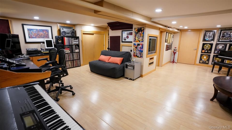 3 bedroom House in Whitestone, New York - Image 7