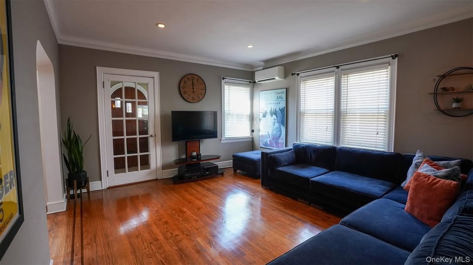 3 bedroom House in Whitestone, New York - Image 1
