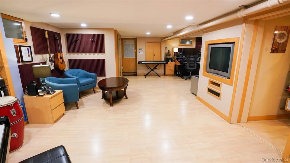 3 bedroom House in Whitestone, New York - Image 2