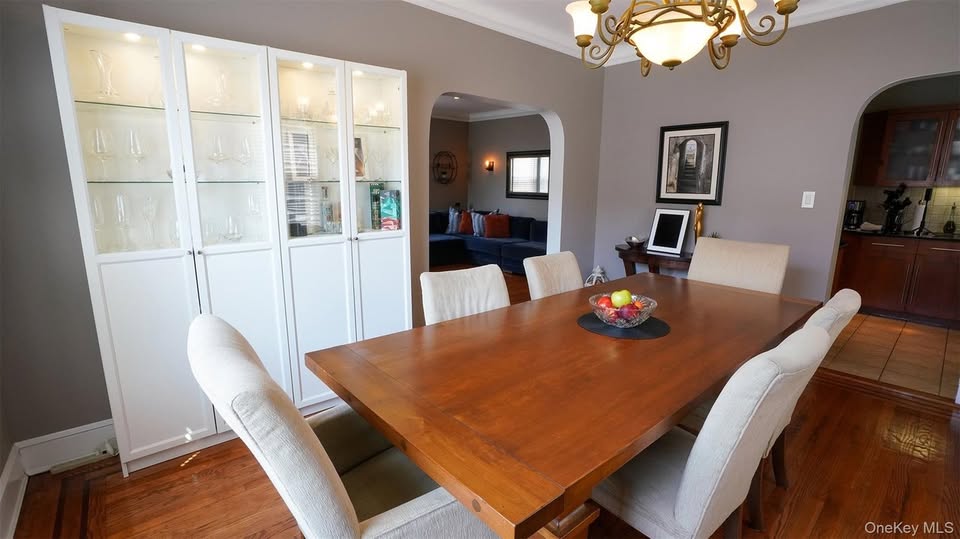 3 bedroom House in Whitestone, New York - Image 5