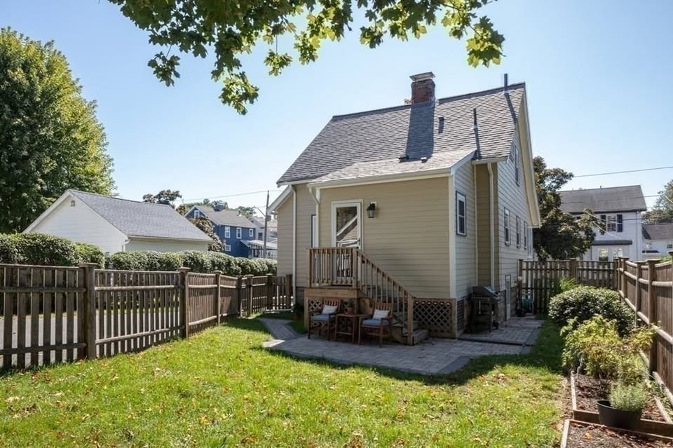 2 bedroom House in Medford, Massachusetts - Image 11