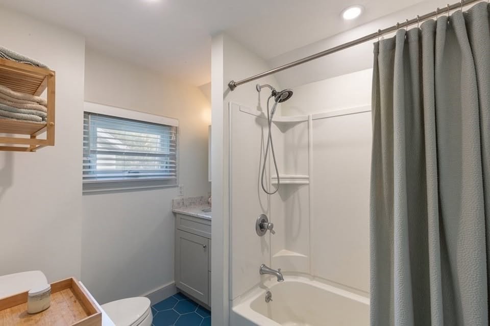 2 bedroom House in Medford, Massachusetts - Image 6