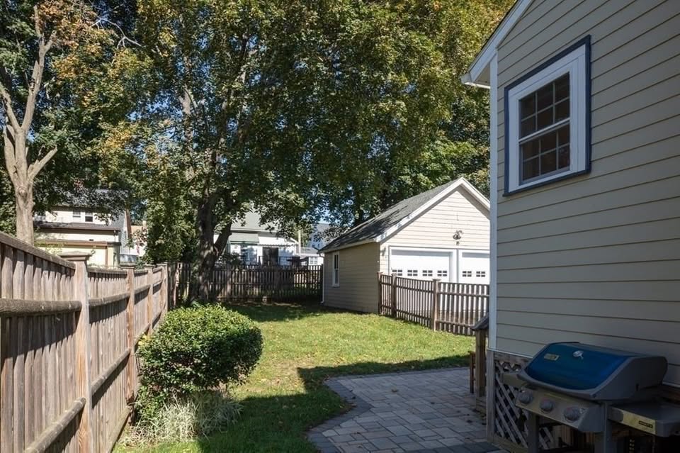2 bedroom House in Medford, Massachusetts - Image 12