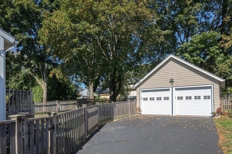 2 bedroom House in Medford, Massachusetts - Image 2