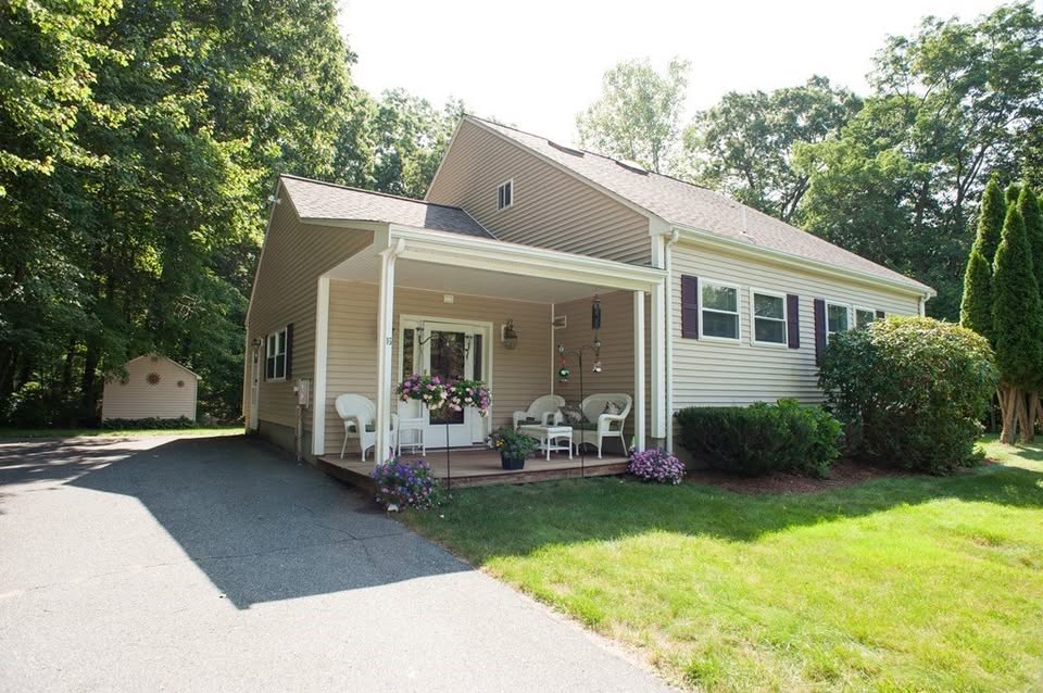 3 bedroom House in Medway, Massachusetts - Image 2