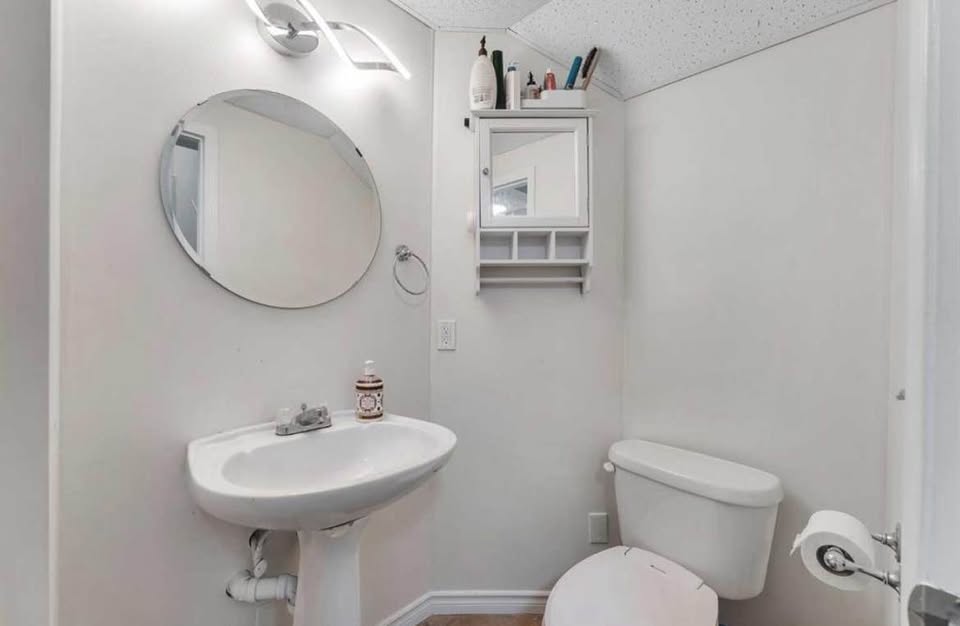4 bedroom House in Calgary, Alberta - Image 11