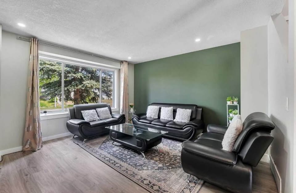 4 bedroom House in Calgary, Alberta - Image 13