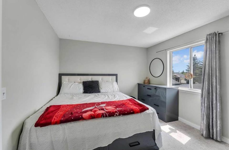 4 bedroom House in Calgary, Alberta - Image 10