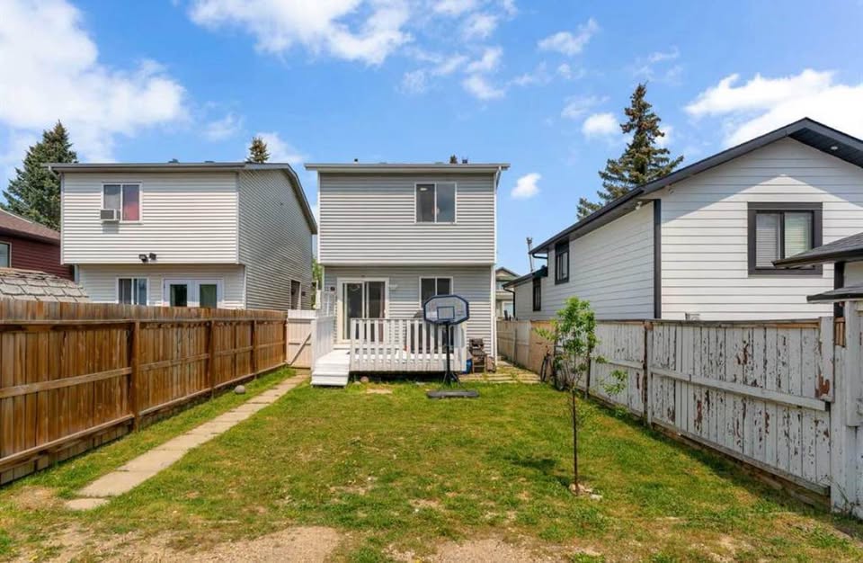 4 bedroom House in Calgary, Alberta - Image 4