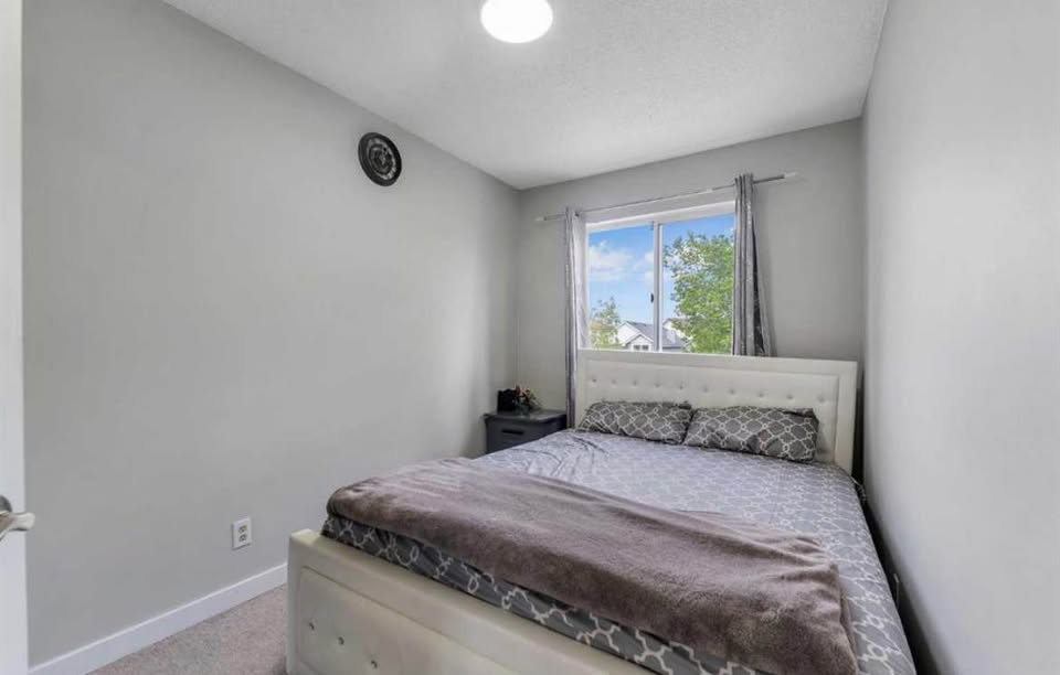 4 bedroom House in Calgary, Alberta - Image 2