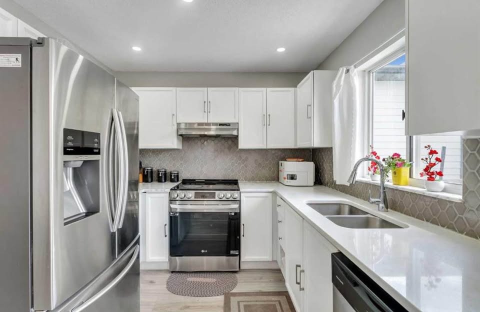 4 bedroom House in Calgary, Alberta - Image 3
