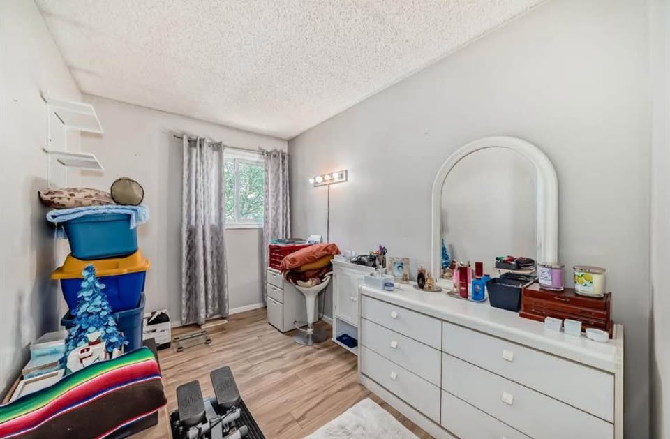 4 bedroom Unknown in Calgary, Alberta - Image 2