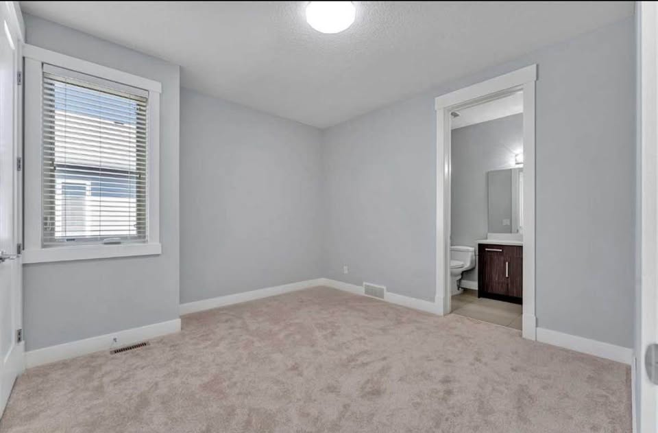 5 bedroom House in Chestermere, Alberta - Image 12