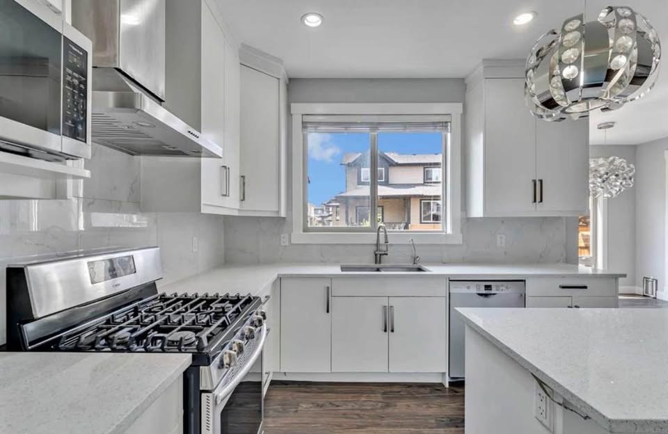 5 bedroom House in Chestermere, Alberta - Image 3