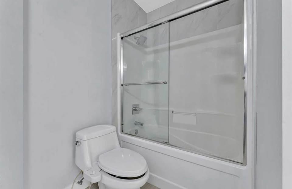 5 bedroom House in Chestermere, Alberta - Image 4