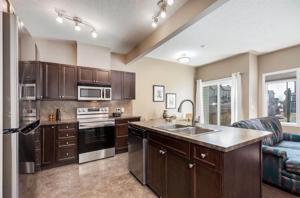 3 bedroom Townhouse in Airdrie, Alberta - Image 11