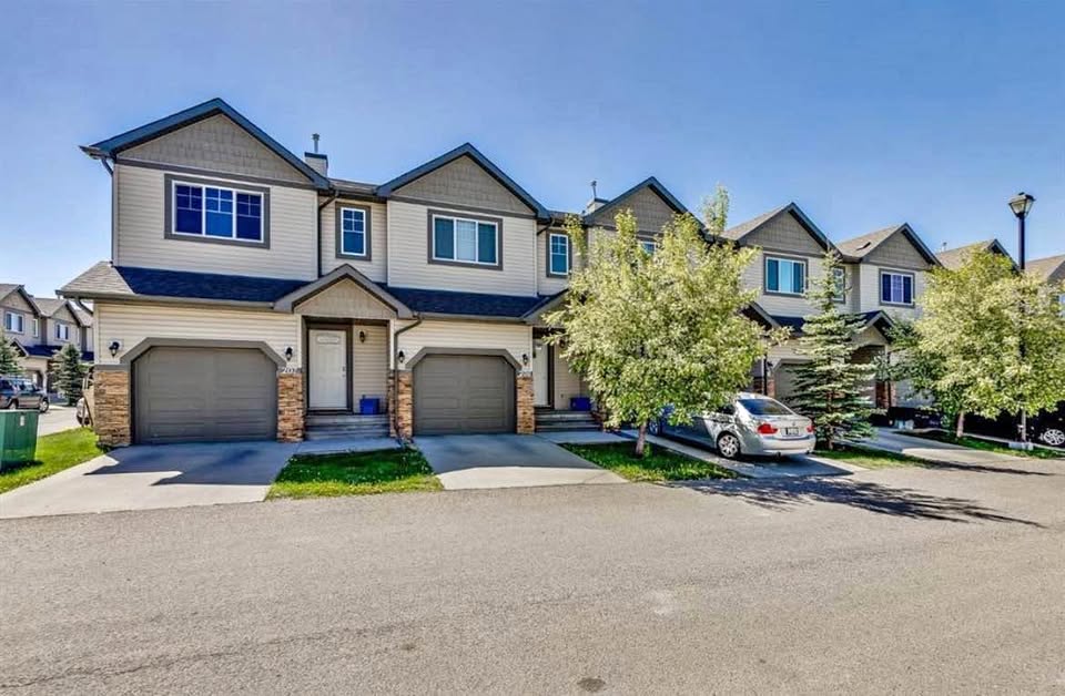 3 bedroom Townhouse in Airdrie, Alberta - Image 1