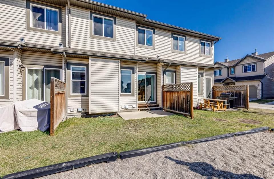 3 bedroom Townhouse in Airdrie, Alberta - Image 4