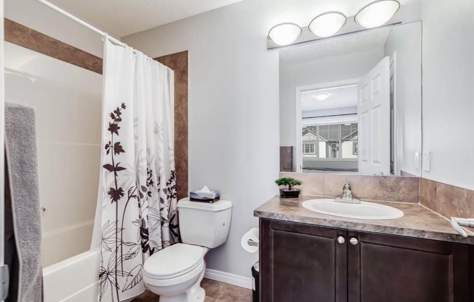 3 bedroom Townhouse in Airdrie, Alberta - Image 2