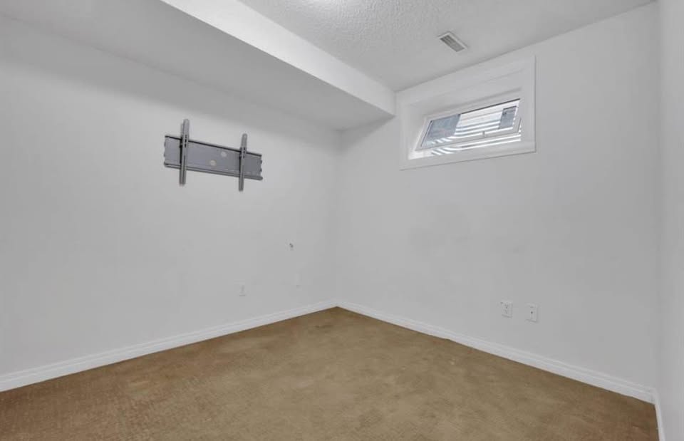5 bedroom House in Calgary, Alberta - Image 8