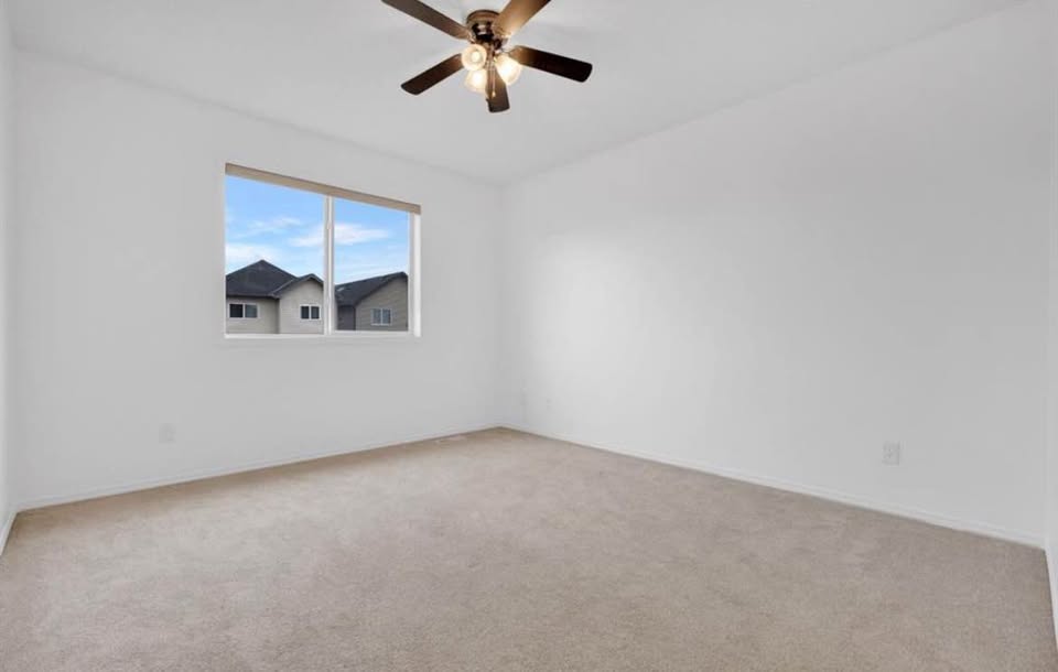 5 bedroom House in Calgary, Alberta - Image 2