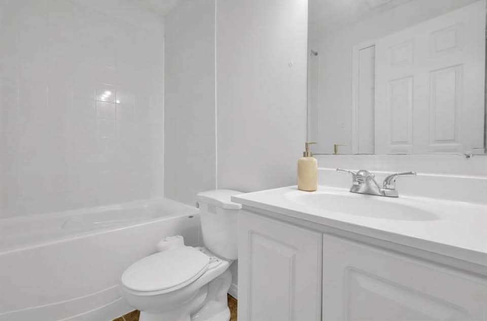 5 bedroom House in Calgary, Alberta - Image 3