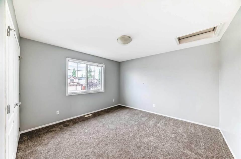 3 bedroom Duplex in Chestermere, Alberta - Image 2