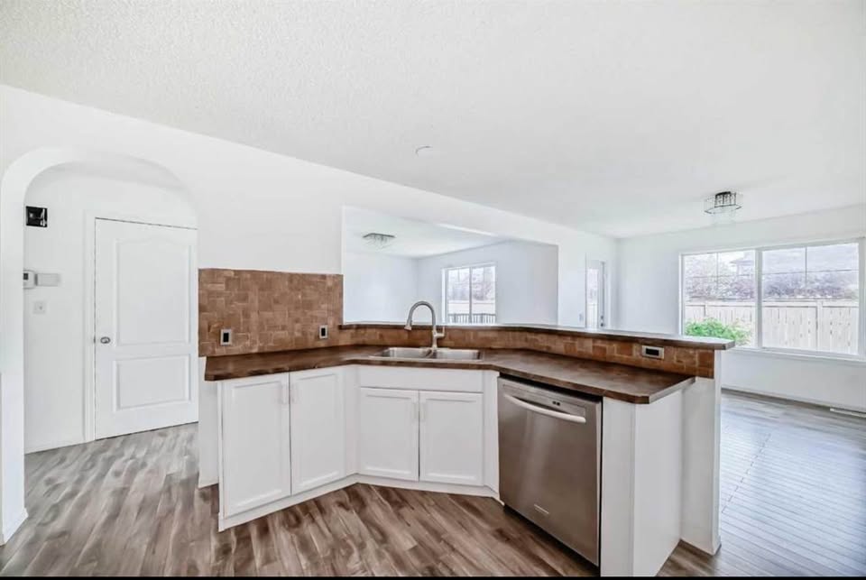 3 bedroom Duplex in Chestermere, Alberta - Image 4