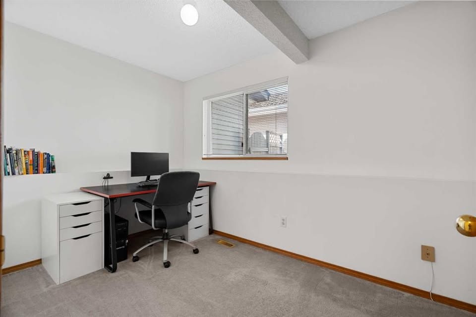 4 bedroom House in Calgary, Alberta - Image 14