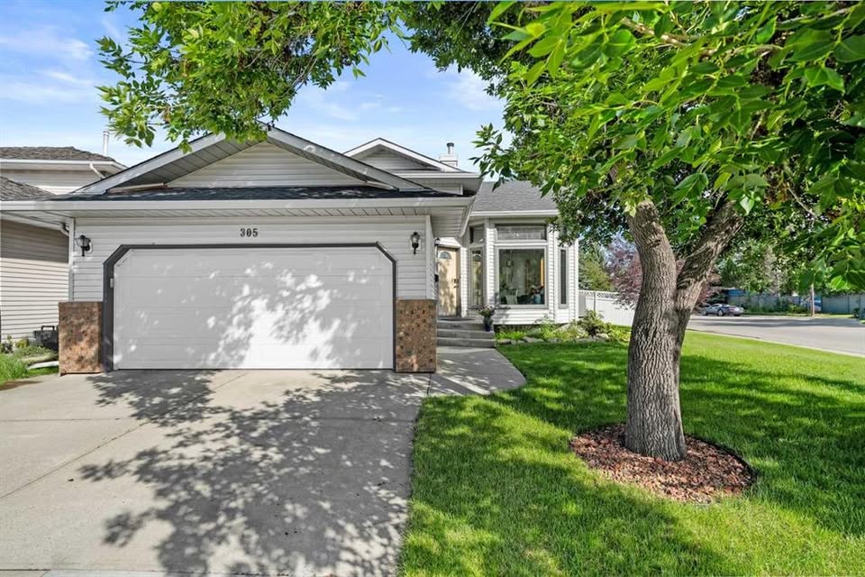 4 bedroom House in Calgary, Alberta - Image 1