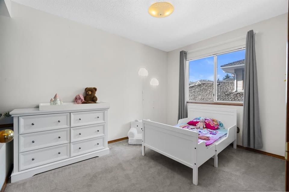 4 bedroom House in Calgary, Alberta - Image 15