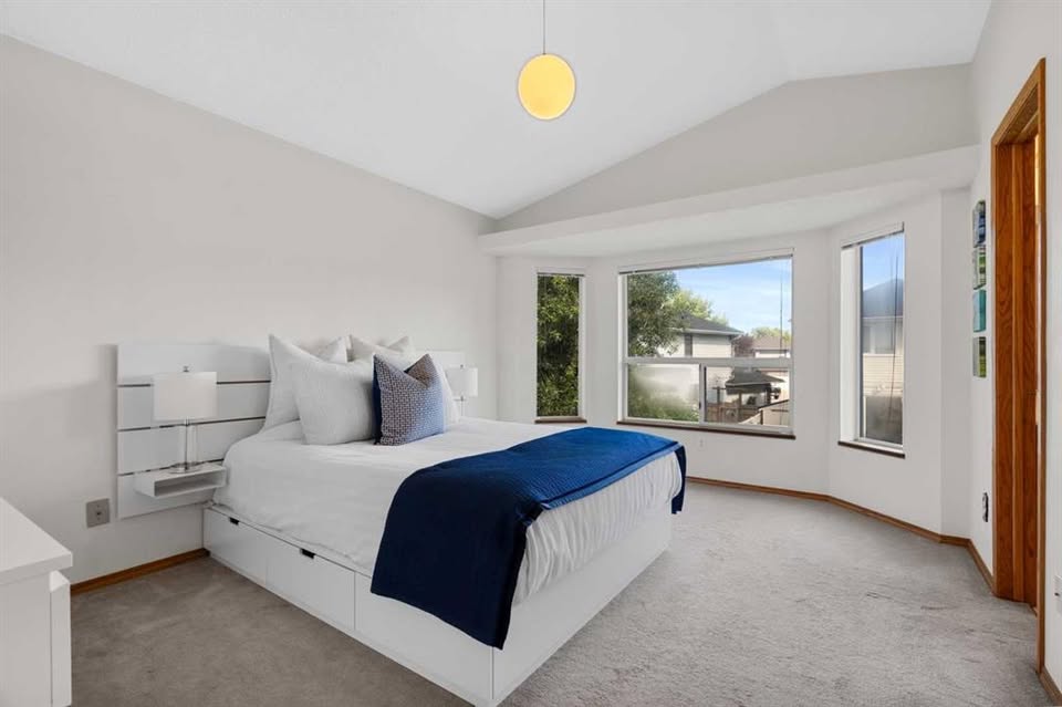 4 bedroom House in Calgary, Alberta - Image 11