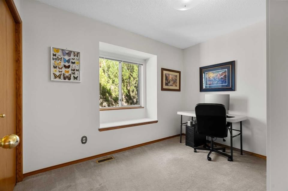 4 bedroom House in Calgary, Alberta - Image 3