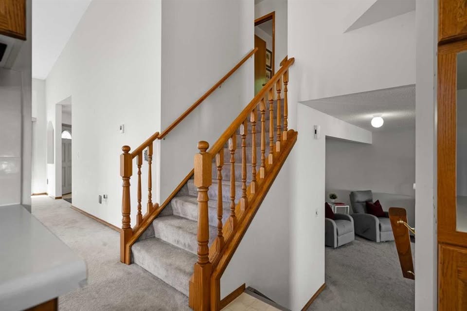 4 bedroom House in Calgary, Alberta - Image 2